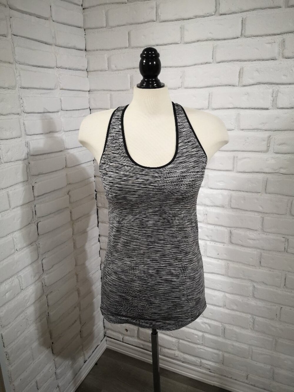 Celimawear Ladies Size Medium Grey & Black Seamless Racer Back Sports Top / Bra